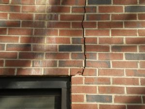 Трещины в кирпичной стене и их ремонт