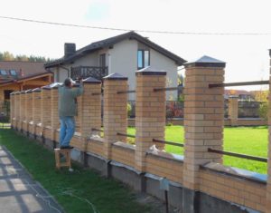 Как построить забор из профнастила с кирпичными столбами